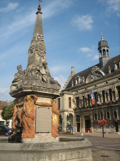 Une fontaine à Noyon et derrière la maison de la justice et du droit. Week-en en Picardie. Noyon.