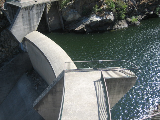 Le barrage de Calacuccia. Découverte de la Corse. Porto - Corte par le Niolu.