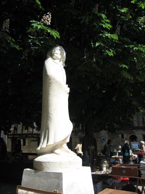 Une autre statue de Cyrano de Bergerac. Escales périgourdines. De Bergerac au gîte, le long de la Dordogne.