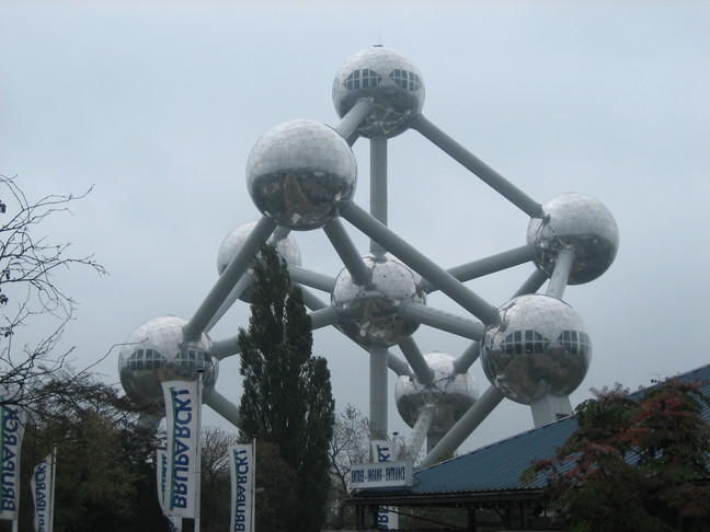 Première vue sur l'Atomium, une molécule cristalline de fer... rien que ça! Une journée à Bruxelles. Visite de l'Atomium.
