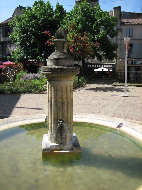 Une fontaine à Bergerac. Escales périgourdines. De Bergerac au gîte, le long de la Dordogne.