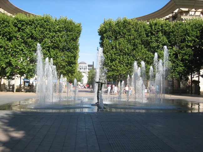Une fontaine. Fontaines et bassins. Montpellier.