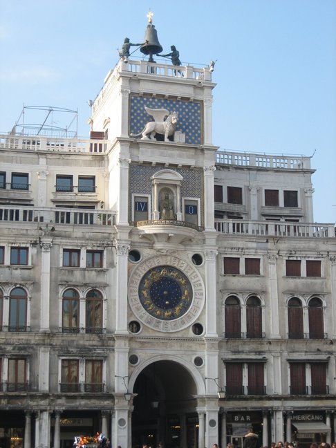Horloge sur la Piazza San Marco. Voyage à Venise. Premiers pas dans la ville.