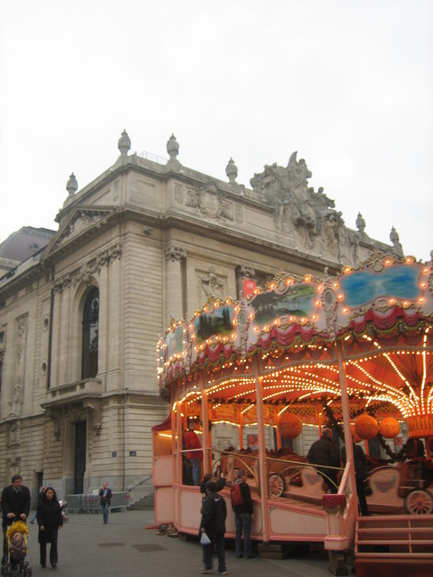 Opéra et manège sur la place du Théâtre à Lille. Fêtes de fin d'année 2008. Réveillon de Noël.