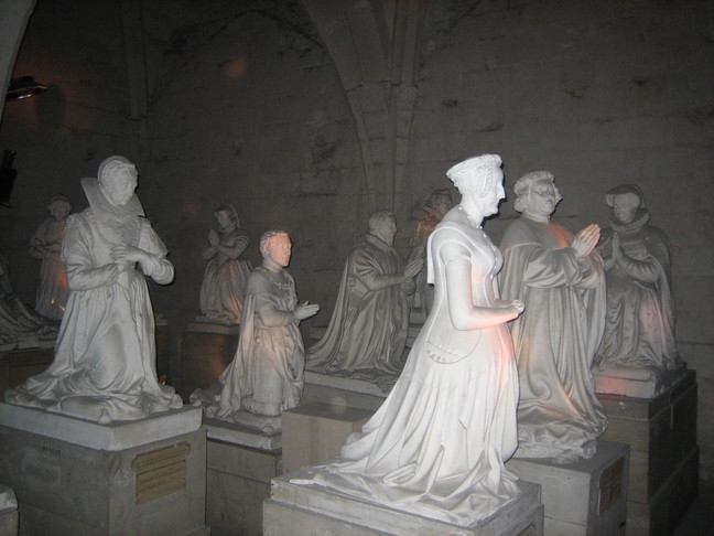 Le bal des gisants dans les profondeurs du château de Pierrefonds. Week-en en Picardie. Pierrefonds.