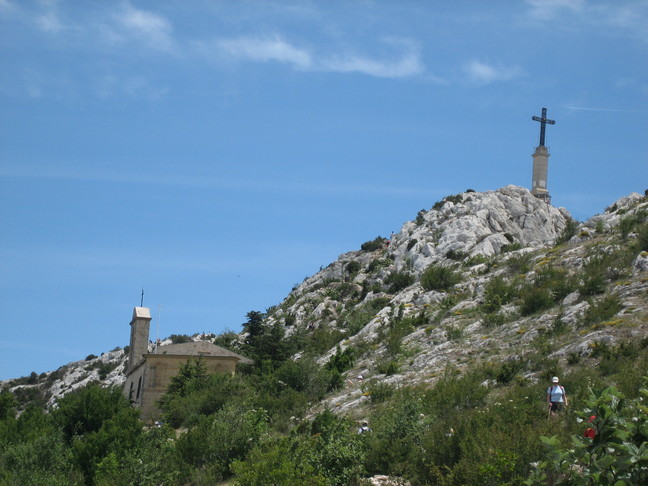 Le prieuré et la croix au dessus. Porquerolles, Alpilles et Sainte Victoire. Montagne Sainte Victoire.