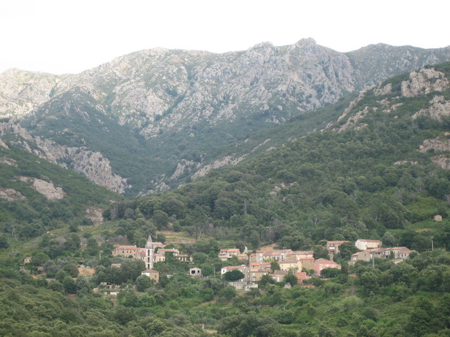 Le village de Peri. En Corse. Interlude, de Peri à Cuttoli.