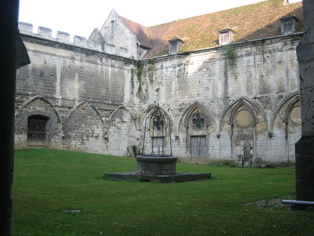 Le cloître de la cathédrale de Noyon. Week-en en Picardie. Noyon.