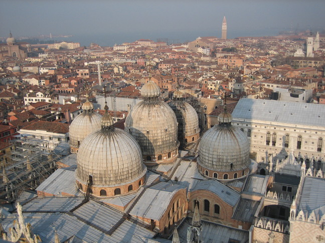 Dômes de la Basilica di San Marco, vus du haut du Campanile. Voyage à Venise. Premiers pas dans la ville.