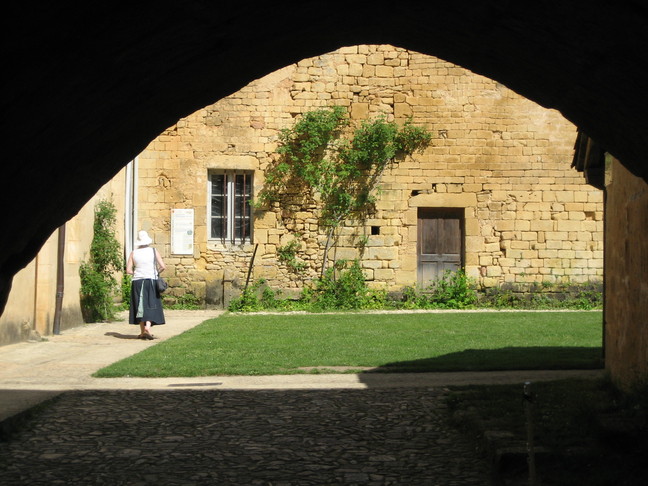 La cour des communs de l'abbaye de Cadouin. Escales périgourdines. De Bergerac au gîte, le long de la Dordogne.