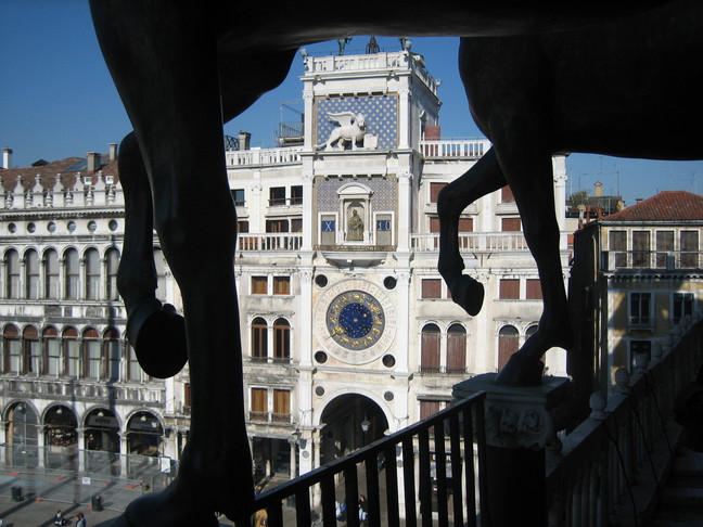 Horloge vue depuis la terrasse de la Basilica San Marco. Voyage à Venise. En route pour la Giudeccà.