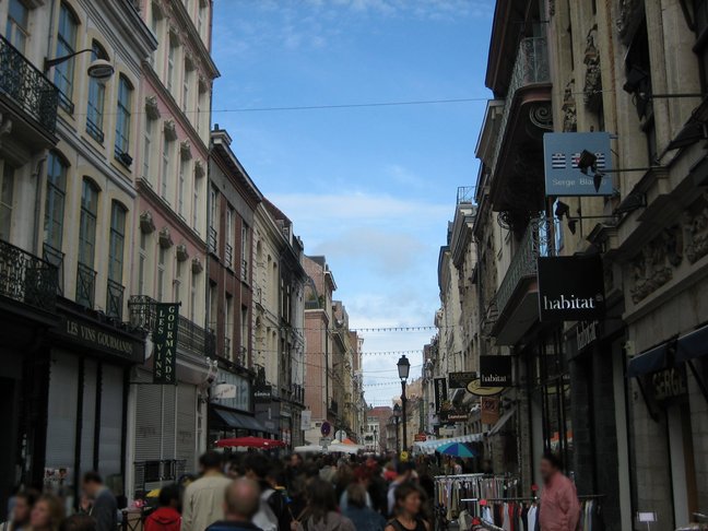 Rue Esquermoise, déjà du monde ! Un week-end de braderie à Lille. Braderie de Lille le samedi matin.