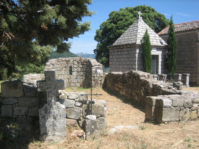 Vestiges de la chappelle Santa Maria Assunta (9ème et 10ème siècle). En Corse. Golfe du Valinco et Alta Rocca.