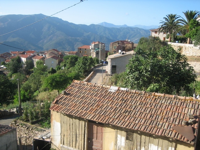 L'ancien lavoir au premier plan, Corticchiato au fond. Découverte de la Corse. Un tour de Cuttoli.