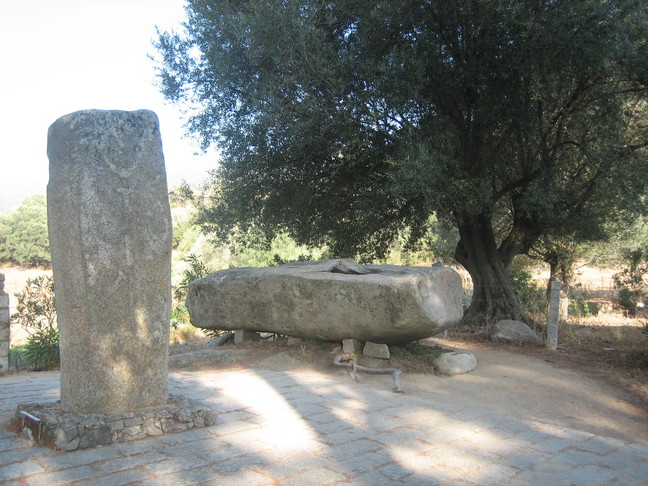 Une statue-menhir à Filitosa. Découverte de la Corse. Au sud d'Ajaccio.