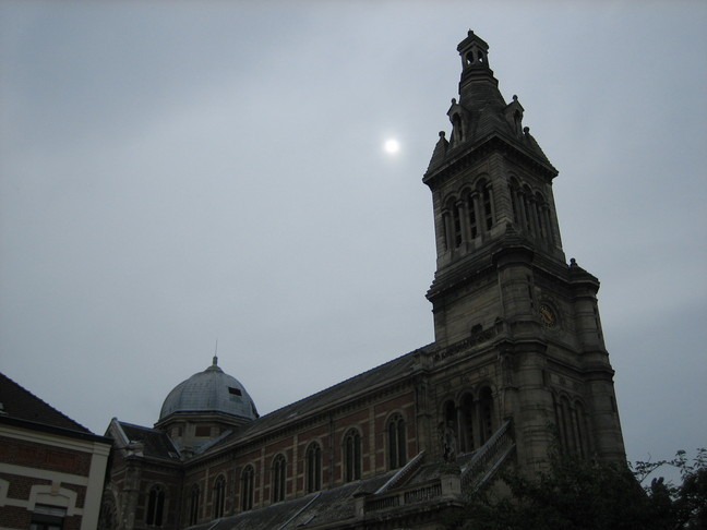 Le temps se gâte au dessus de l'église Saint-Michel... Un week-end de braderie à Lille. Braderie de Lille le samedi après-midi.