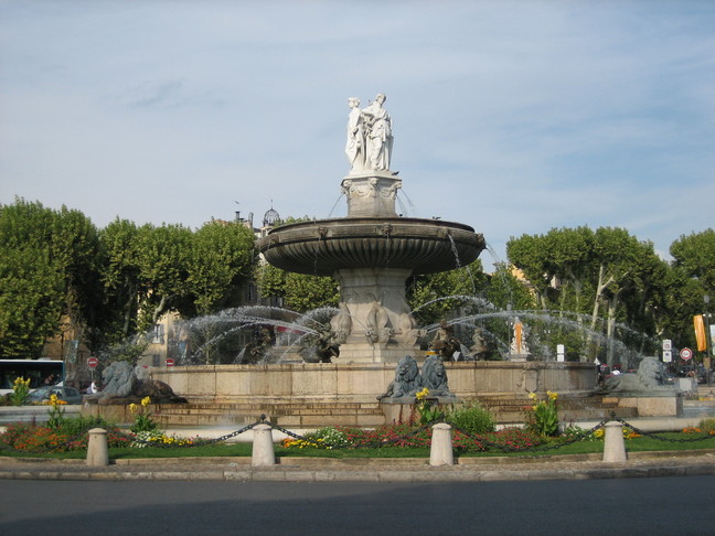 Fontaine sur la place de la Rotonde. Fontaines et bassins. Aix en Provence.
