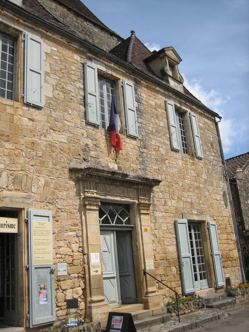 Maison du gouverneur à Domme : mairie et office du tourisme. Escales périgourdines. Sarlat et la vallée de la Dordogne en Périgord noir.