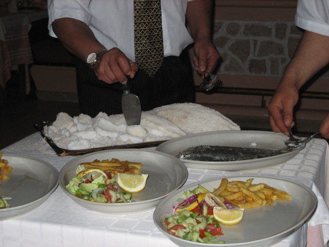 Découpage des poissons en croute de sel. CAp 2009 à Hammamet.