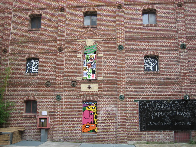 Sur le mur de la Maison Folie de Lille Moulins. Un week-end de braderie à Lille. Braderie de Lille le dimanche après-midi.