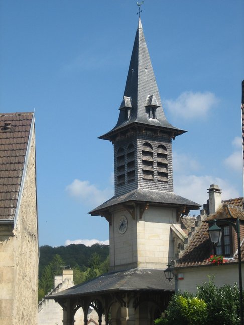 L'église du village de « Vieux Moulin ». Week-en en Picardie. De Compiègne à Pierrefonds.