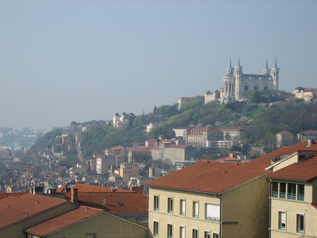 Vue de la colline de Fourvière depuis la colline de la Croix-Rousse. Week-end à Lyon. La colline de la Croix-Rousse.