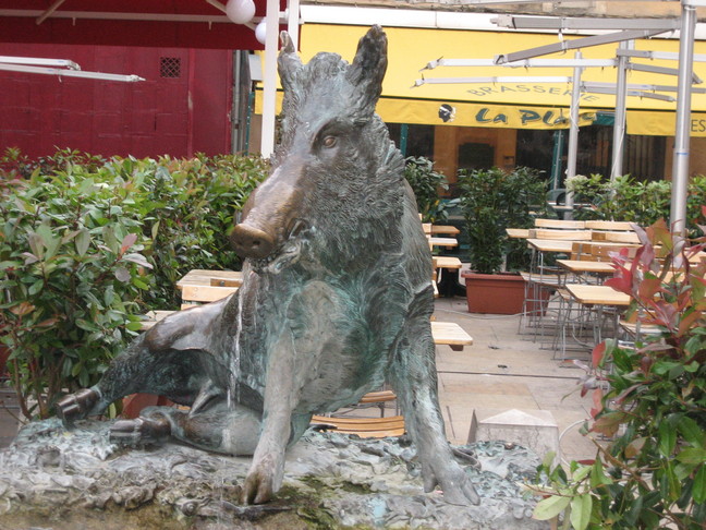 Une fontaine en sanglier devant un restaurant corse ! Des animaux. Aix en Provence.