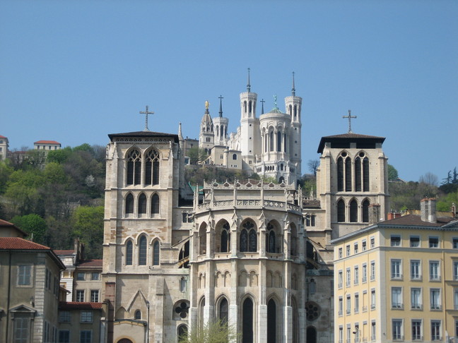 Eglise Saint Georges au premier plan et la basilique de Fourvière dans le fond. Week-end à Lyon. Retour à Fourvière.