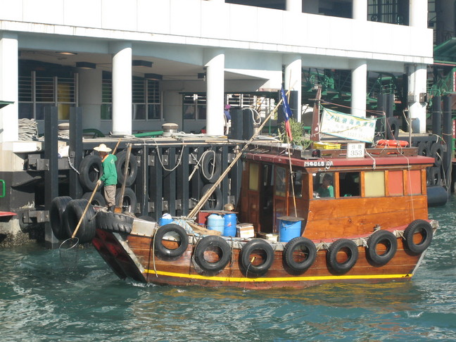 Un bateau qui fait le ménage dans le port... Voyage à Hong-Kong. Ile de Lantau.