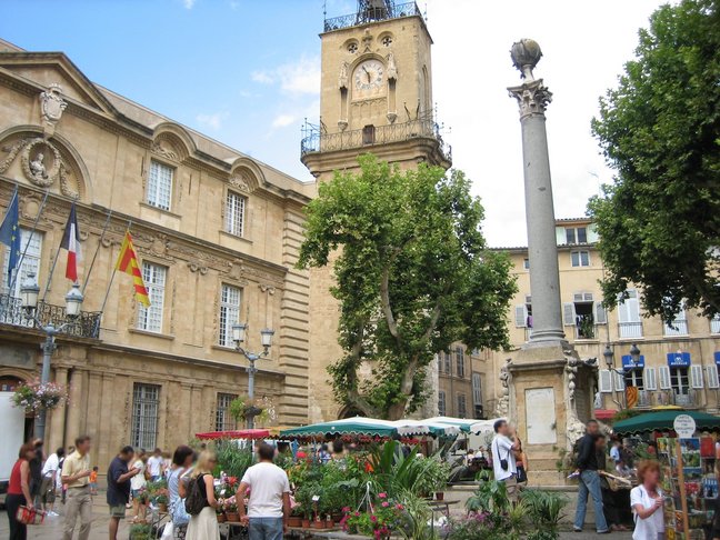 Samedi, marché aux fleurs autour de la fontaine. Hérault, Gard, Camargue et Aix en Provence. Aix en Provence.
