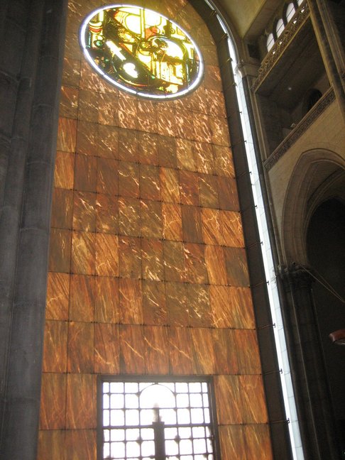 La cathédrale de la Treille, depuis l'intérieur : marbre translucide et porte en verre. Pont du 1er mai à Lille. Vieux Lille et bois de Boulogne.