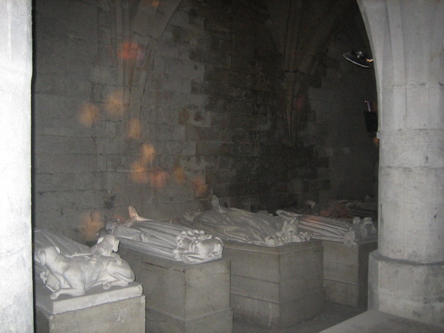 Le bal des gisants dans les profondeurs du château de Pierrefonds. Week-en en Picardie. Pierrefonds.