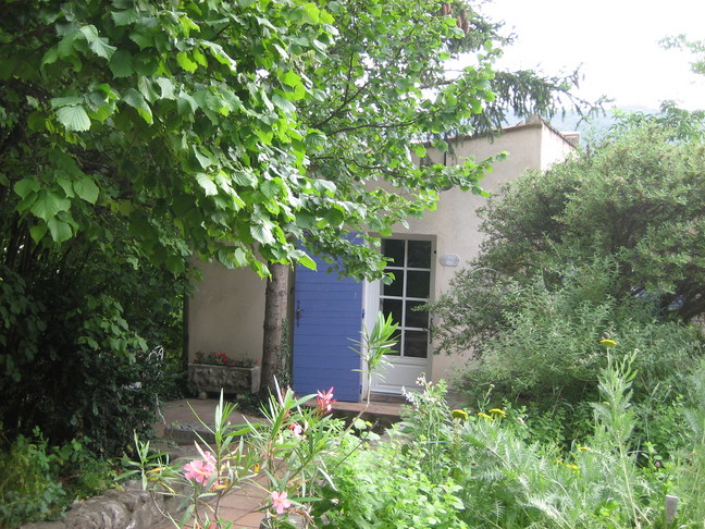 Pour passer la nuit, une maisonnette du clos des Iris. Tout près du Verdon. Moustiers-Sainte-Marie.