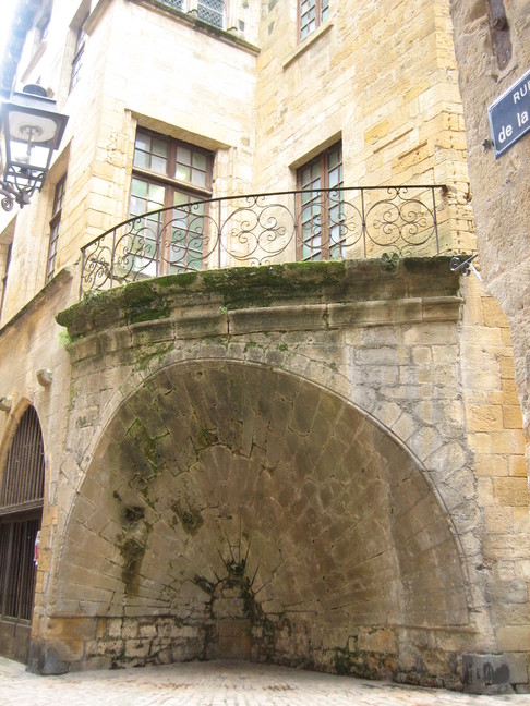 La trompe d'angle de la rue des Consuls. Escales périgourdines. Sarlat et la vallée de la Dordogne en Périgord noir.