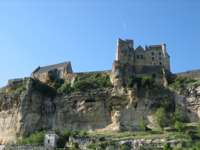 Le château sur son éperon rocheux fait face à Castelnaud. Escales périgourdines. Sarlat et la vallée de la Dordogne en Périgord noir.