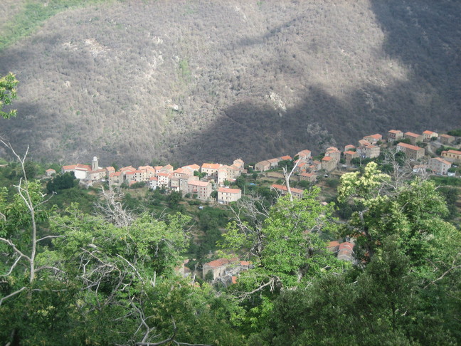 Village de Soccia, en montant vers le point de départ de la randonnée. En Corse. Lac de Crenu.