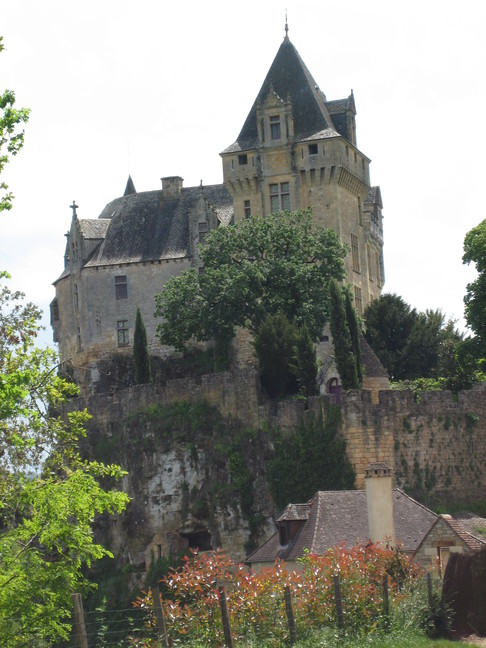 Le château de Montfort, qui ne se visite pas. Escales périgourdines. Sarlat et la vallée de la Dordogne en Périgord noir.