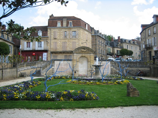 Le square du 8 mai 1945 à Sarlat. Escales périgourdines. Sarlat et la vallée de la Dordogne en Périgord noir.