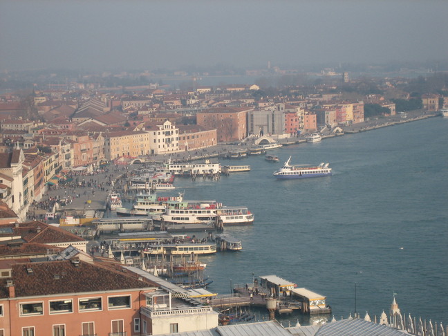 Riva degli Schiavoni, vue du haut du Campanile. Voyage à Venise. Premiers pas dans la ville.