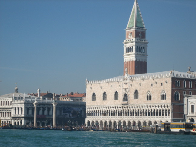 Piazza San Marco depuis le vaporetto 82. Voyage à Venise. En route pour la Giudeccà.
