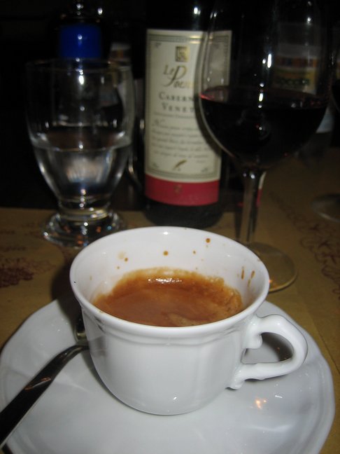 Café (très) serré après le déjeuner à l'Osteria Barnabà. Voyage à Venise. Errements dans la ville.