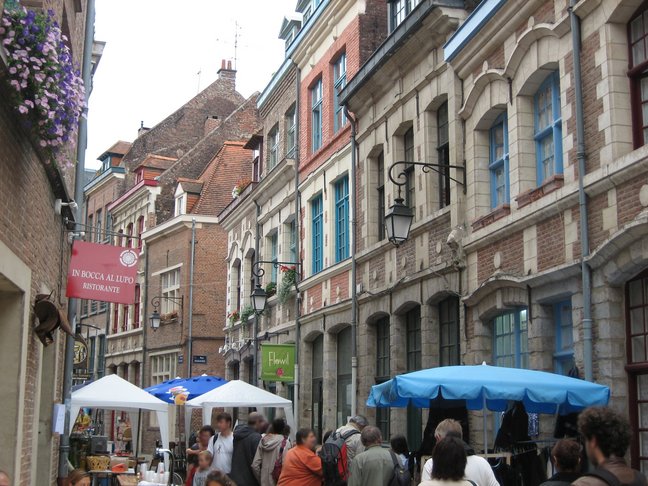 Rue des Vieux Murs. Un week-end de braderie à Lille. Braderie de Lille le dimanche matin.