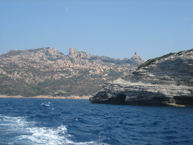 Limite entre le granit rouge et le calcaire de Bonifacio. Découverte de la Corse. Au sud d'Ajaccio.