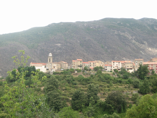 Village de Soccia. En Corse. Lac de Crenu.