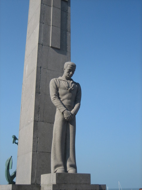 Le monument aux marins d'Ostende. Beau samedi à Ostende.