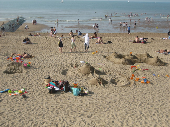 Châteaux de sable sur la plage d'Ostende. Beau samedi à Ostende.
