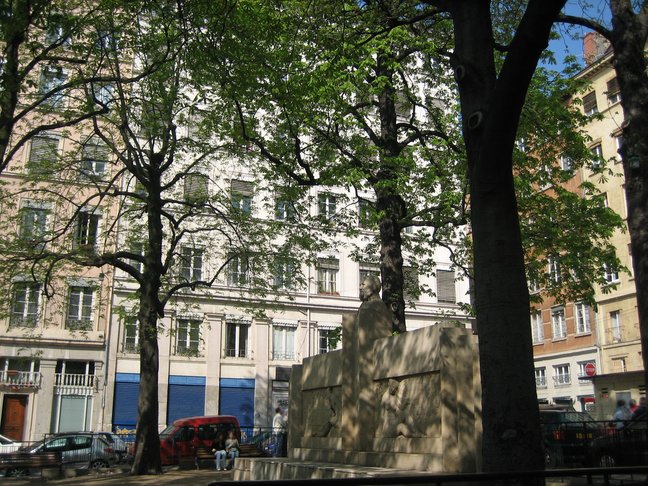 Place Chardonnet : on aperçoit les maisons des dessinateurs plus cossues que celles des Canuts. Week-end à Lyon. La colline de la Croix-Rousse.