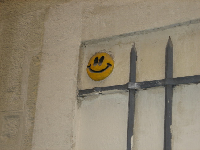 Un smiley dans un coin de mur... Hérault, Gard, Camargue et Aix en Provence. Montpellier.