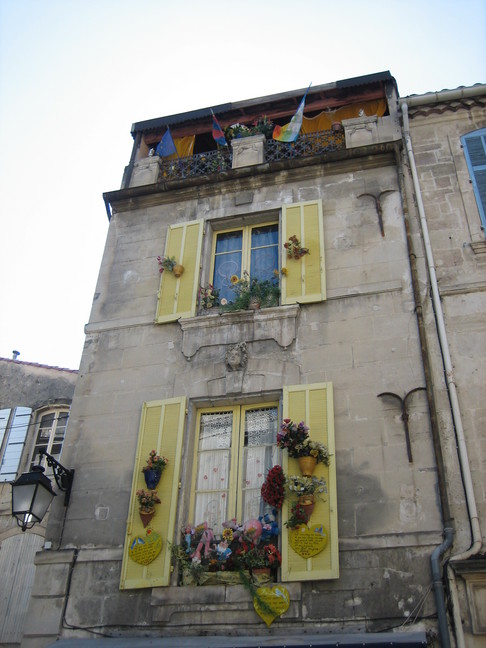 Fenêtres décorées... Sur les murs. Arles.