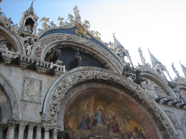 Le fronton principal de la Basilica San Marco et les chevaux de Constantinople. Des animaux. En route pour la Giudeccà.